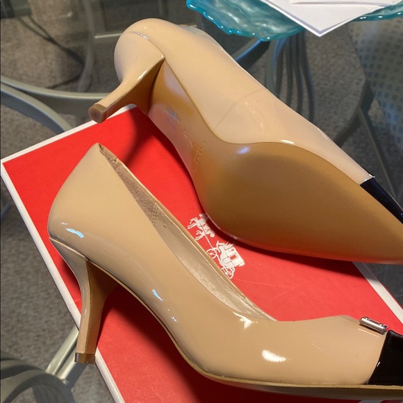 Chic Two-Tone Pumps - Picture 5 of 5